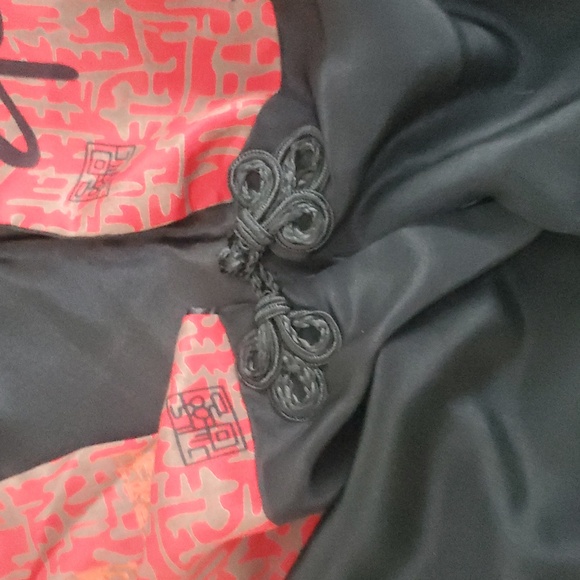 Grace Chuang 100 $ Silk Red and Black Chinese Wrap In Great Condition - Picture 6 of 8